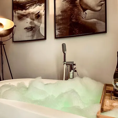 Premium Jacuzzi For Couples, Old Town Lejlighed *
