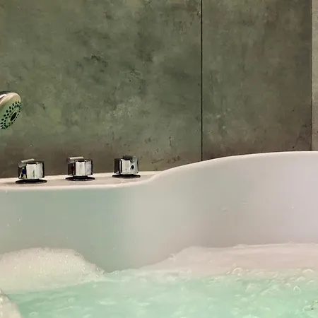 Lejlighed Premium Jacuzzi For Couples, Old Town