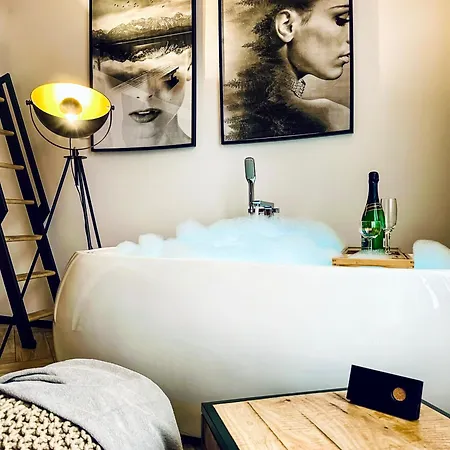Apartment Premium Jacuzzi For Couples, Old Town